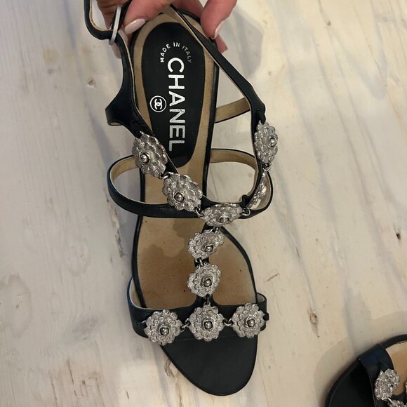 CHANEL black sandals with silver Camellia flower embellishments. - Picture 3 of 9